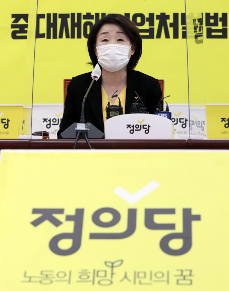 심상정 정의당 대표가 24일 국회에서 열린 퇴임 기자회견에서 인사말을 하고 있다.  연합뉴스